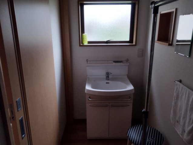 見附市本所1丁目中古戸建の独立洗面台|使いやすい独立洗面台です