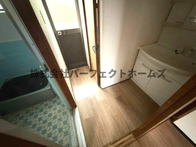 豊里町テラスハウスの洗面所|明るい洗面所です