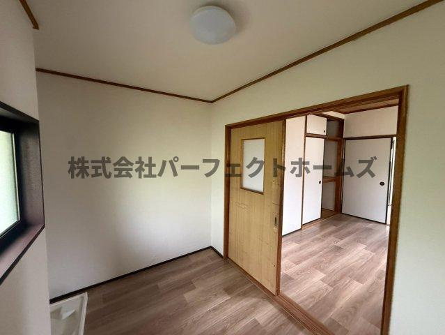 豊里町テラスハウスの洋室|コンパクトで使いやすい洋室です
