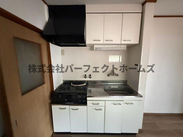 豊里町テラスハウスのキッチン|コンパクトなキッチンで掃除もラクラク