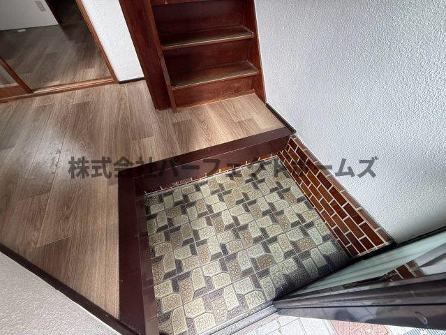 豊里町テラスハウスの玄関|ゆったりとした玄関です
