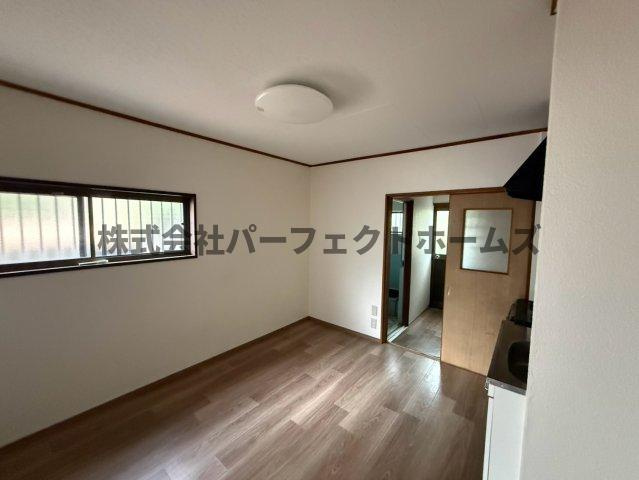 豊里町テラスハウスの居間・リビング|使いやすいリビングです