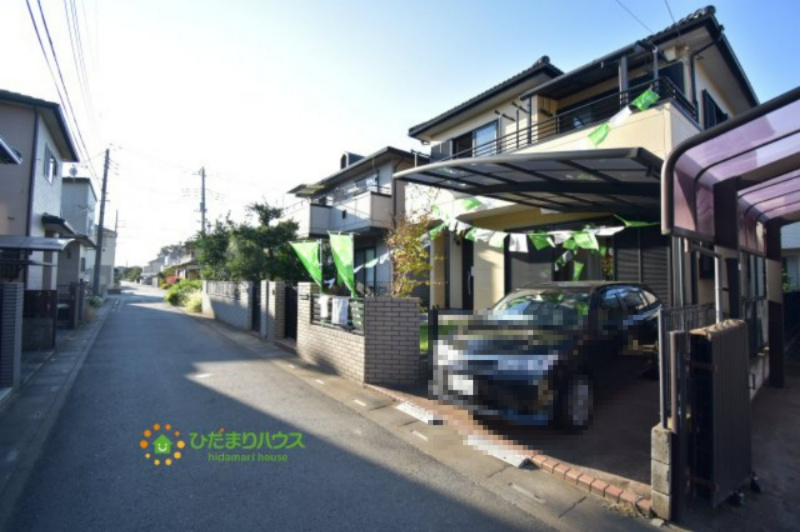 上尾市小泉6丁目　中古一戸建ての前面道路含む現地写真
