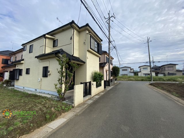 上尾市小泉3丁目　中古一戸建ての前面道路含む現地写真