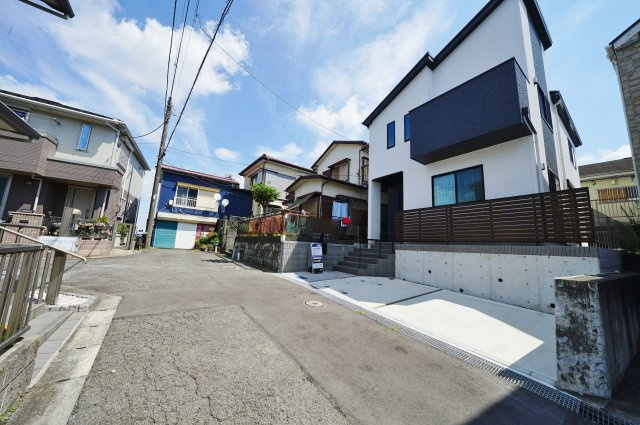 【横浜市旭区白根８丁目11-23新築戸建て】★仲介手数料無料★（白根小学校・上白根北中学校）の前面道路含む現地写真