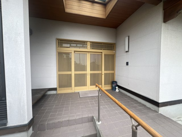 郡築一番町戸建の玄関