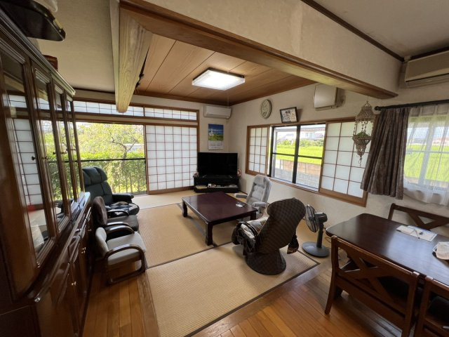 郡築一番町戸建の居間・リビング