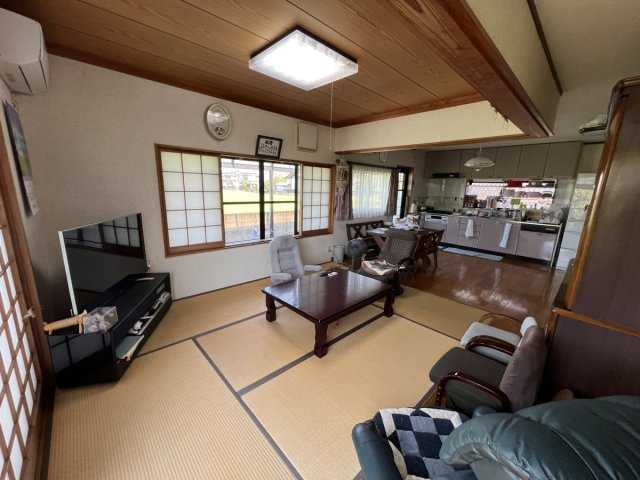 郡築一番町戸建の居間・リビング