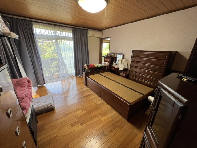 郡築一番町戸建の洋室