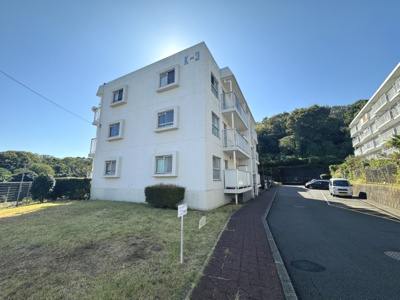 【外観】 | 興人磯子台マンションK-3棟 | 総戸数140戸、1981年6月築、管理人は日勤勤務につき管理体制良好です♪