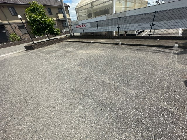 ウエストハイツの駐車場