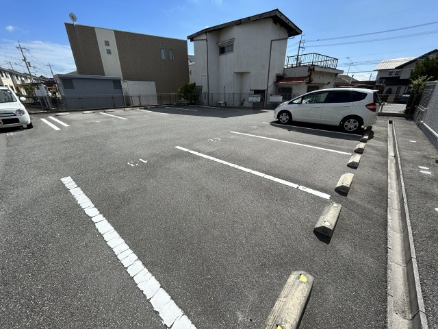 エタン・リジエールB棟の駐車場