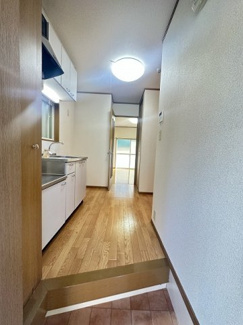 【展望】 | 玄関から室内への景観です！キッチンの奥に洋室8帖のお部屋があります♪