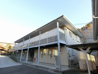 【外観】 | 複数沿線利用可能な「日吉」駅まで徒歩8分！便利な立地の2階建てアパートです♪通勤通学はもちろん、お買い物やお出かけにもGood☆