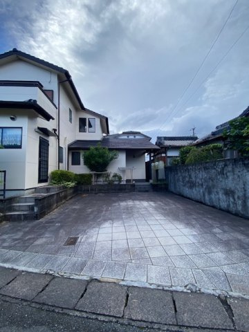 都城市久保原町の中古一戸建の駐車場