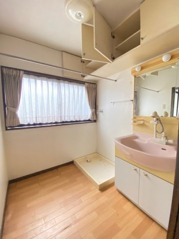 都城市久保原町の中古一戸建の洗面所