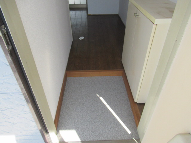 プラザハイツ二ツ屋B棟の玄関