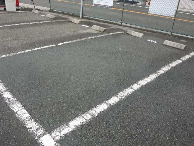 ローズコート明石の駐車場
