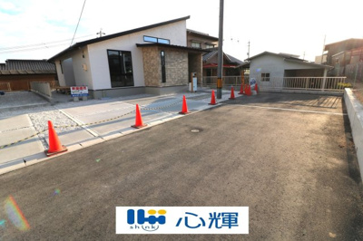【前面道路含む現地写真】 | hidamari宇部市則貞６丁目（３号地） | 明るい日差しが差し込む現地。車もゆったり駐めることが出来ます。ぜひ現地をご覧下さい。
