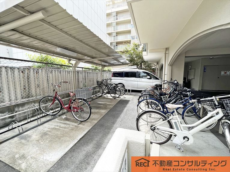 コスモ甲南町の駐車場