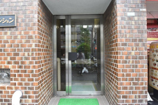 【エントランス】 | マンションの正面エントランス。出入りする人間を癒してくれるマンション入り口であり、その建物の「顔」でもあります。