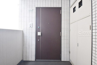【その他共用部分】 | ダブルロック式の玄関ドアが皆様をお出迎え。お部屋のセキュリティの観点からも、うれしい設備ですね。玄関の色もシックで良い感じです。