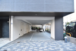 【駐車場】 | マンションの駐車場スペース。空きの有無や駐車料金、サイズ規定などについては、改めてお問い合わせください。