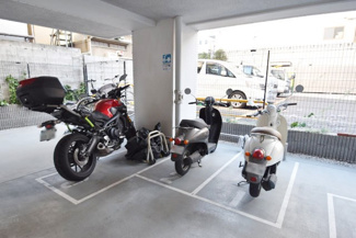 【駐車場】 | バイク置き場。空きの有無や駐車料金、サイズおよび排気量規定などについては、改めてお問い合わせください。