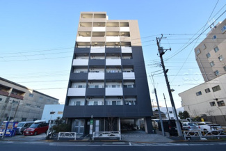 【外観】 | さほど大きなサイズではありませんが、清潔感があり、好感の持てるマンション外観。ぜひ一度、現地でご覧ください。