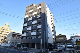 【外観】 | 即日のご見学も可能です！お気軽にお問い合わせください！
青空によく映える建物です。手入れの行き届いた外壁やマンション正面エントランスなど、綺麗な姿をぜひ一度、現地にてご覧ください。