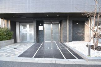 【エントランス】 | お客様を、そして住人を出迎えてくれるマンションのエントランス。ゴミが落ちていないことからも、管理状態の良さや住民の節度の高さが見て取れます。