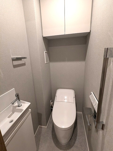 ミリアレジデンス蔵前のトイレ|手洗い付き、ペーパーホルダーにスマホストレージ付、温水洗浄便座です