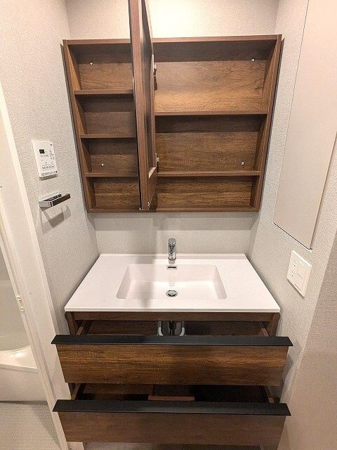 ミリアレジデンス蔵前の設備|トイレと独立した2面鏡付洗面台、洗面台下にヘルスメーターストックあります