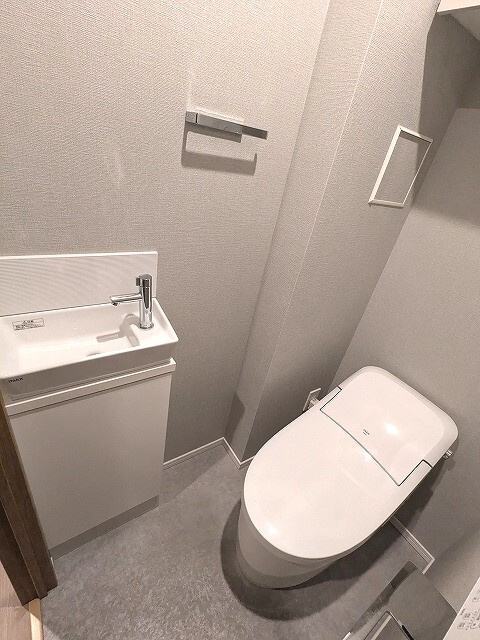 ミリアレジデンス蔵前の設備|手洗い付き、ペーパーホルダーにスマホストレージ付、温水洗浄便座です