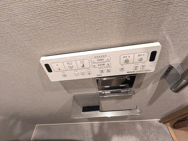 ミリアレジデンス蔵前の設備|手洗い付き、ペーパーホルダーにスマホストレージ付、温水洗浄便座です