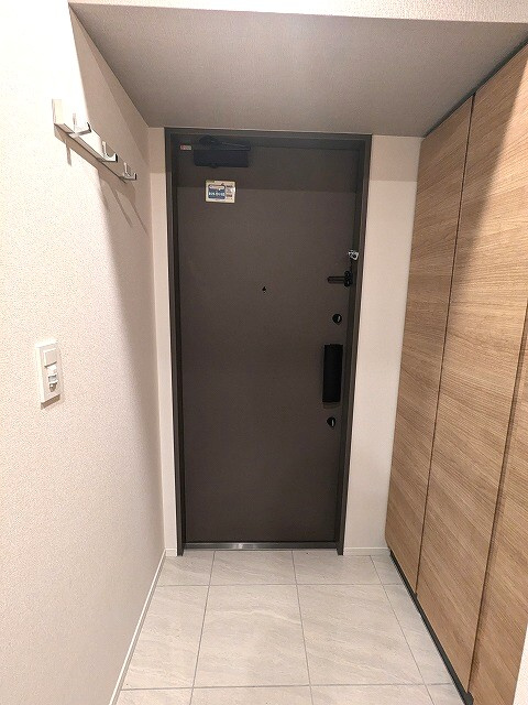 ミリアレジデンス蔵前の設備|ディンプルキーのダブルロックセキュリティ、コートフック付、人感センサー付玄関ライト