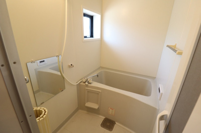 【浴室】 | フローレス・リーベAB | ユニットバス（小窓付）