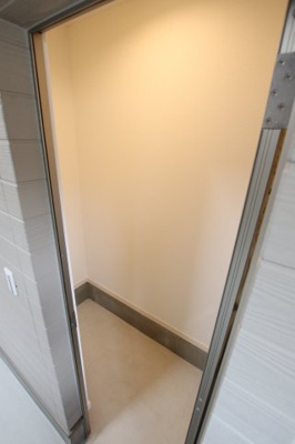 【収納】 | NEOGARE初芝 | ガレージ収納スペース有り