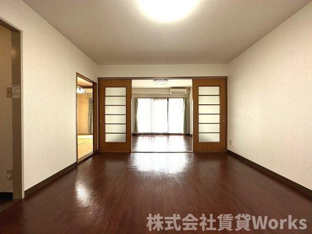 エステート北佐古の居間・リビング|ゆったりとした居間です