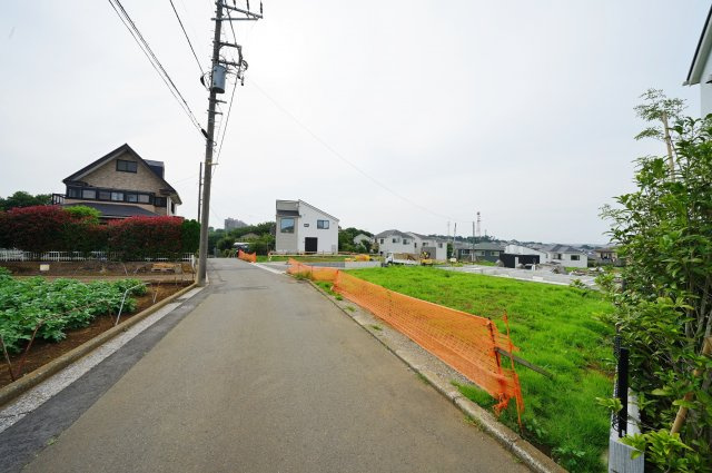 【横浜市保土ケ谷区仏向町604-10新築戸建て14号棟】（仏向小学校・橘中学校）の前面道路含む現地写真|周辺環境もあわせて、ぜひ現地をご覧ください。