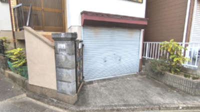 【駐車場】 | 桜４丁目　中古戸建 | シャッター付き車庫（車種制限あり）
