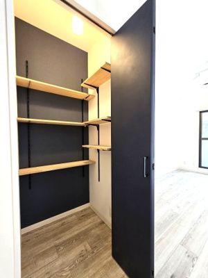 【収納】 | エクレール　ヨコハマ | エクレール・ヨコハマ　　　リビングには可動式棚収納を新設しました♪人感センサー付きですので、奥に置いた物も取りやすいです♪