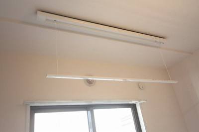 【設備】 | エクレール　ヨコハマ | エクレール・ヨコハマ　　　リビングと南側洋室の各部屋に室内物干し機を♪梅雨時などに大活躍してくれますね♪