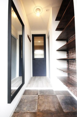 【玄関】 | エクレール　ヨコハマ | エクレール・ヨコハマ　　　2023年9月リノベーション完了！ヴィンテージ感漂うミラーとシューズクローゼット♪