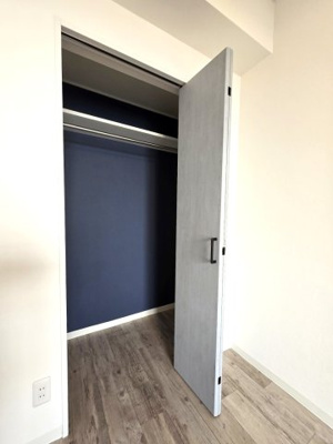 【収納】 | エクレール　ヨコハマ | エクレール・ヨコハマ　　　共用廊下側、洋室のクローゼットです♪