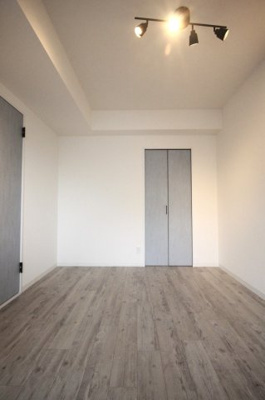 【居間・リビング】 | エクレール　ヨコハマ | エクレール・ヨコハマ　　　ヴィンテージ感漂う建具と床がいい雰囲気です。