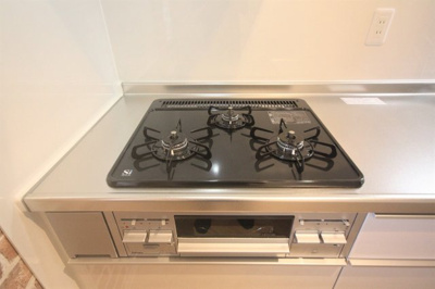 【キッチン】 | エクレール　ヨコハマ | エクレール・ヨコハマ　　　3口ガスコンロシステムキッチン（グリル付き）