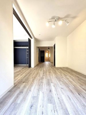 【居間・リビング】 | エクレール　ヨコハマ | エクレール・ヨコハマ　　　古材風の床とネイビーのヴィンテージ調建具がいい雰囲気です♪