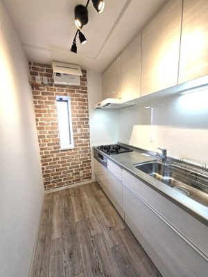 【キッチン】 | エクレール　ヨコハマ | エクレール・ヨコハマ　　　LIXIL製　３口ガスコンロシステムキッチン。フロアコンテナですので、収納もバッチリです。