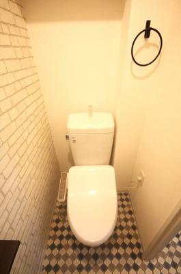 【トイレ】 | エクレール　ヨコハマ | エクレール・ヨコハマ　　　レトロ調の床とレンガ調の壁や雰囲気のあるペーパーホルダーとタオル掛けがいい感じです♪温水洗浄便座付き！